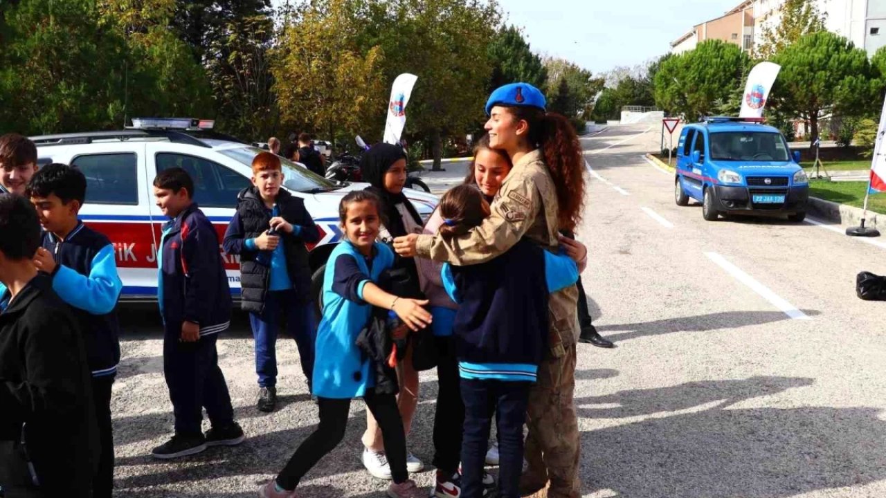 Edirne'de Öğrencilerden Jandarmaya Ziyaret