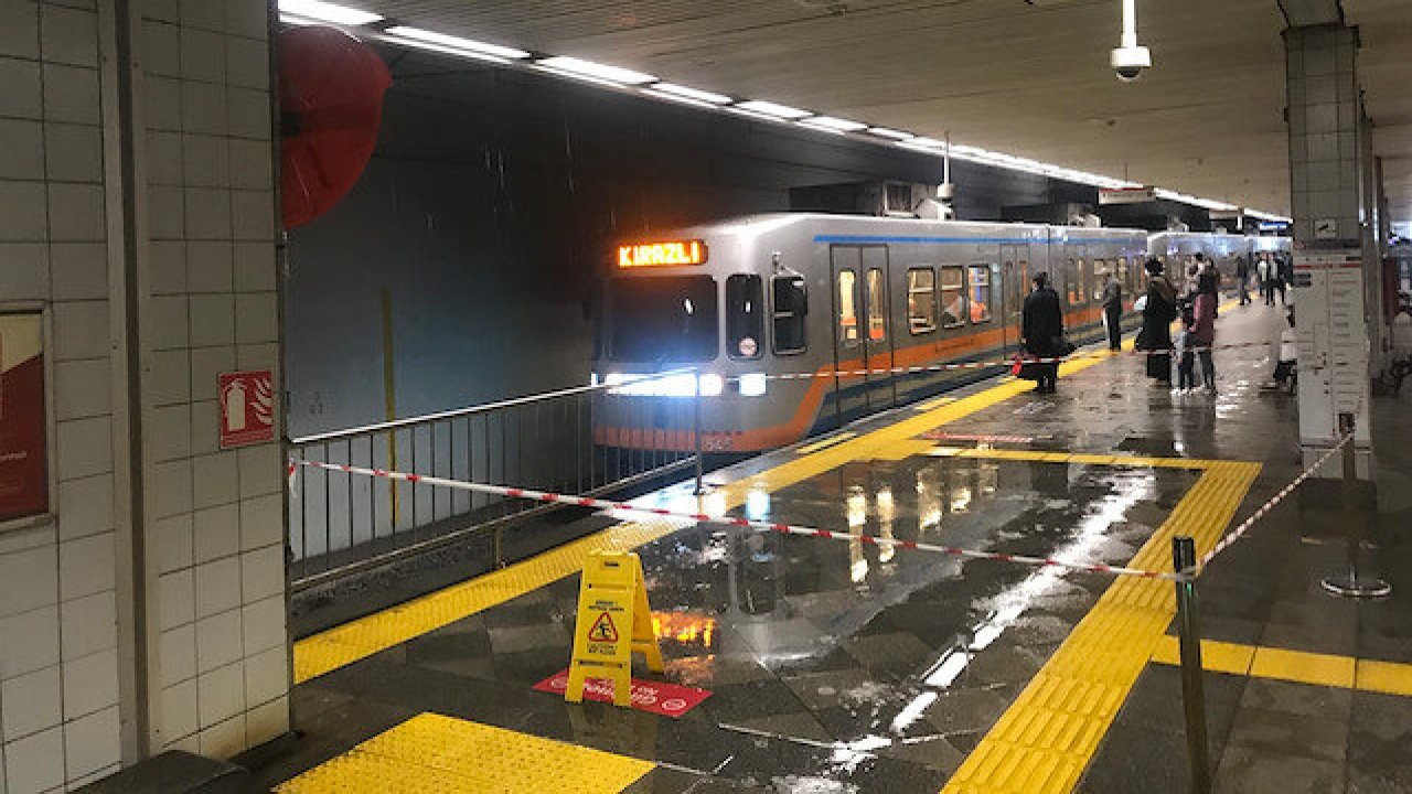 Su Sızın Metro Duraklarına Şemsiyeli Önlem