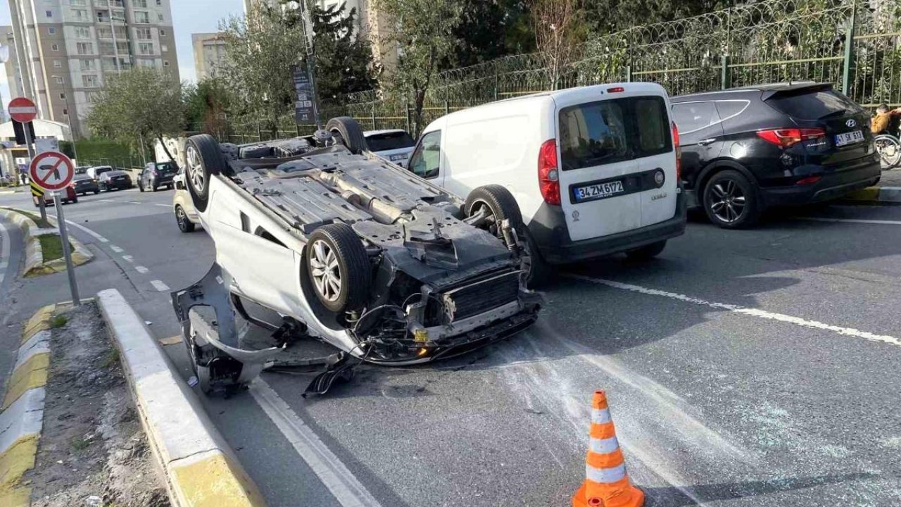 Küçükçekmece'deki Kazada Otomobil Takla Attı