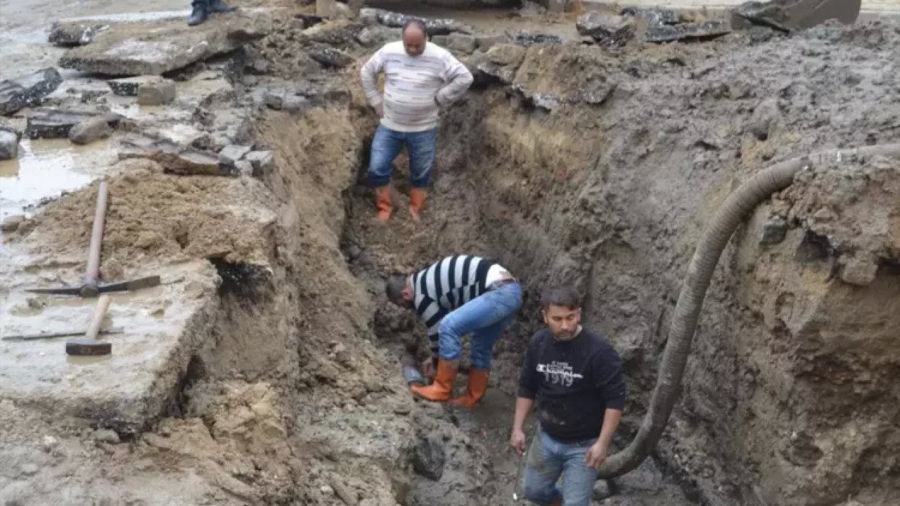 Edirne'de Biriken Su Yayaları ve Araçları Zorladı