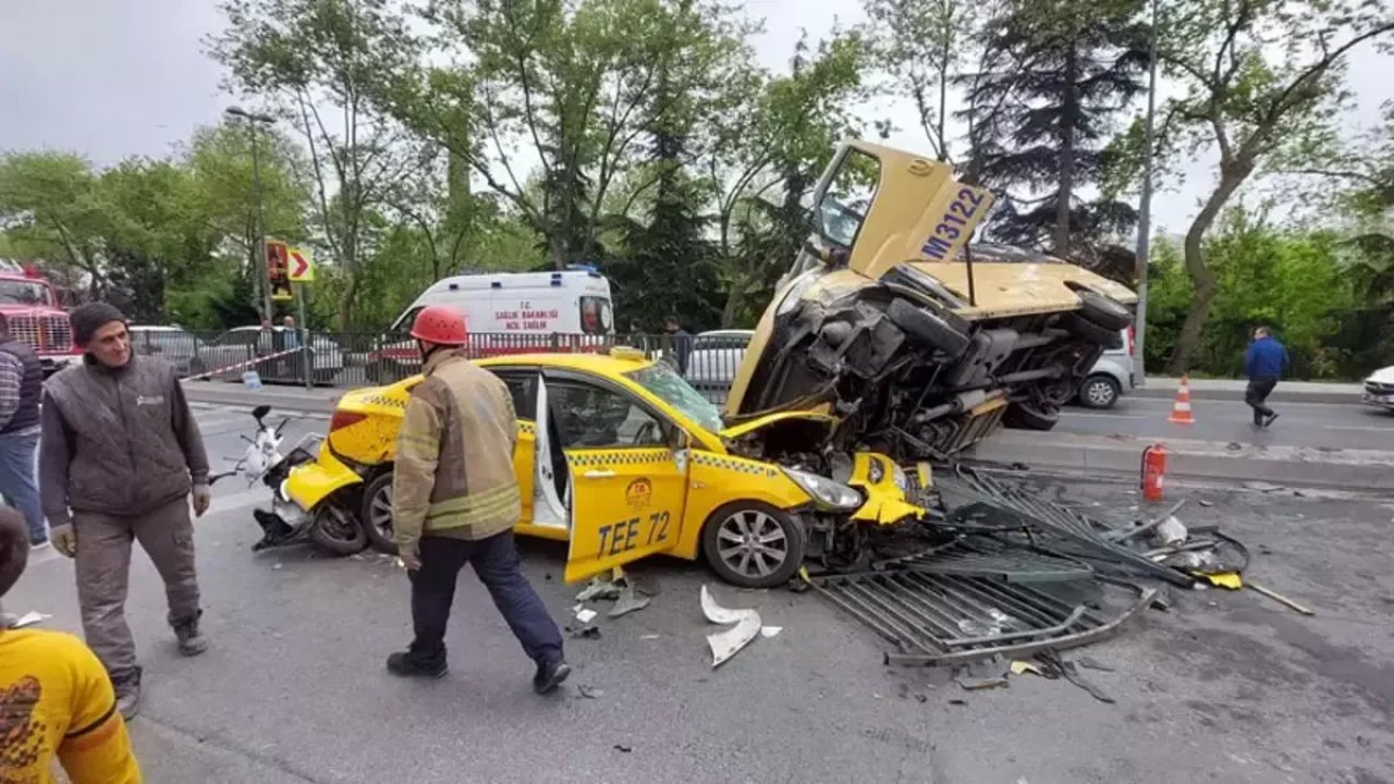 Bariyere Çarpan Minibüste 6 Kişi Yaralandı