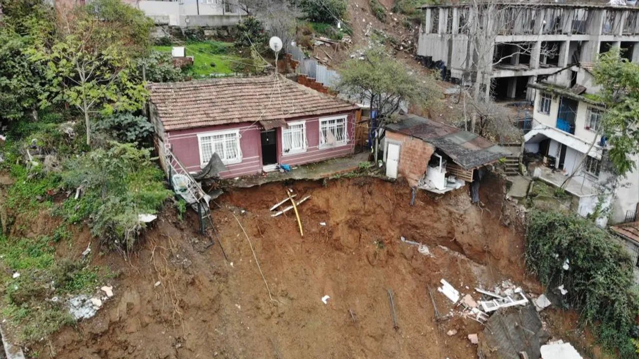 Boşaltılan Gecekondunun Ek Yapısında Çökme Oluştu