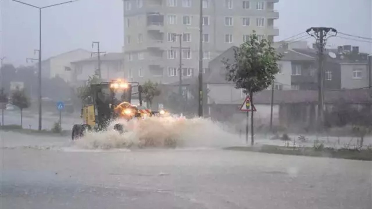 Çorlu'da Sağanak Yağış Yaşamı Olumsuz Etkiliyor