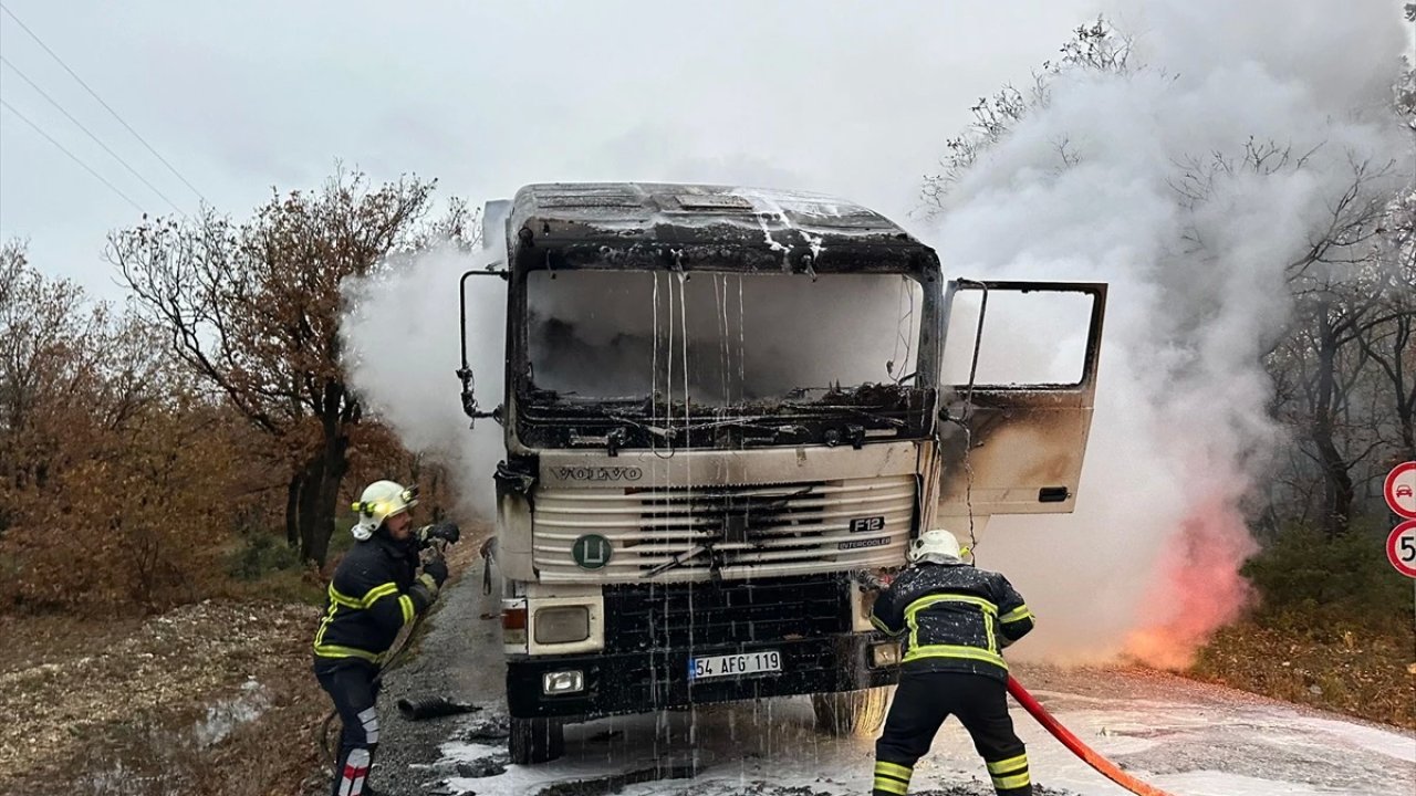 Kırklareli'nde Saman Yüklü Tırda Yangın Çıktı