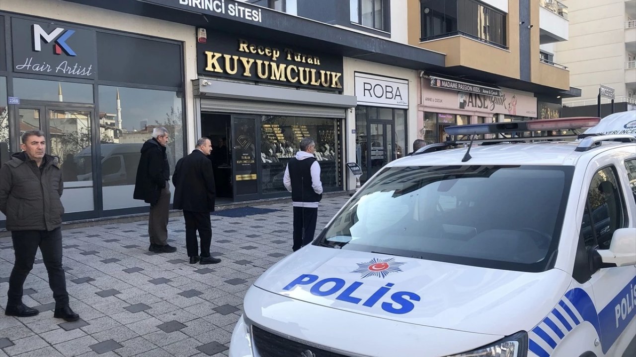 Maskeli Şüpheli Kuyumcudan 8 Bilezik Çaldı