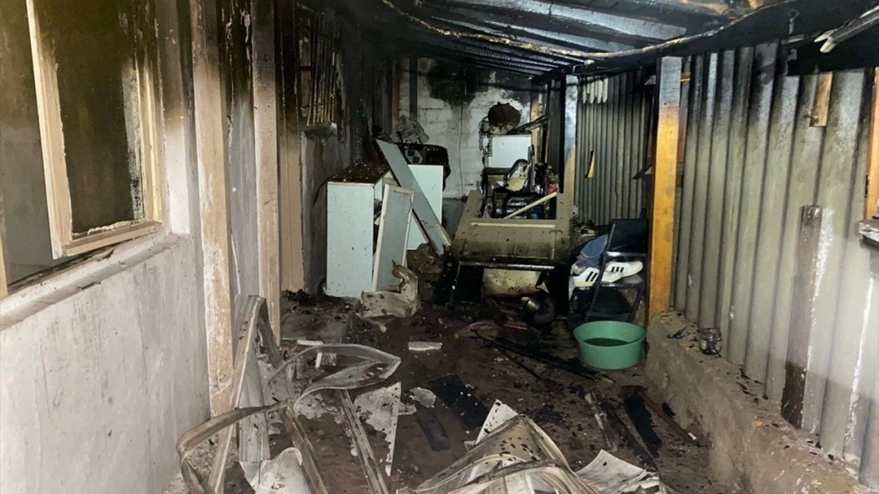 Kırklareli'ndeki İki Katlı Evde Yangın Çıktı
