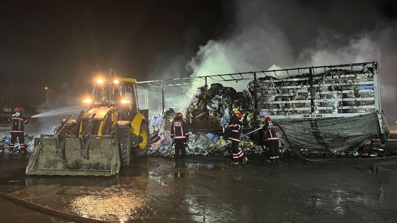 Park Halindeki Tırın Dorsesinde Yangın Çıktı