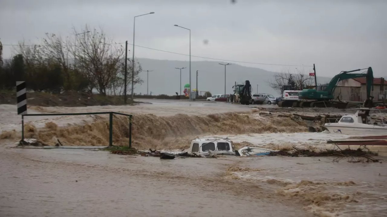 Derenin Taşması Sonucu Bazı Evleri Su Bastı