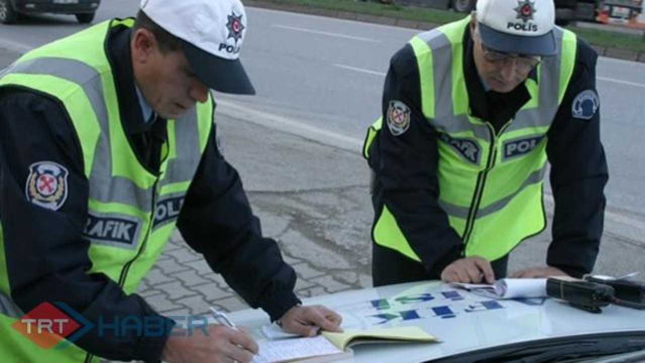 Yatarak Motosiklet Kullanan Sürücüye Ceza Kesildi