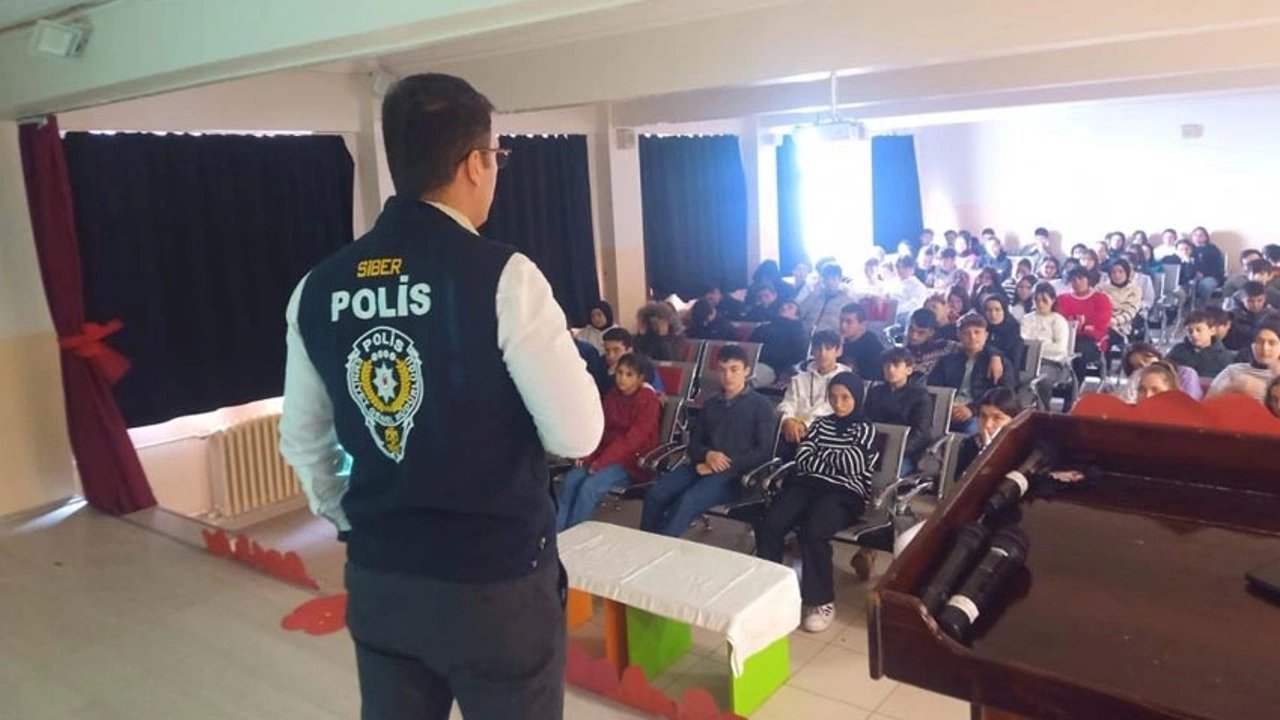 Tekirdağ'da Siber Suçlara Karşı Bilgilendirme Yapıldı