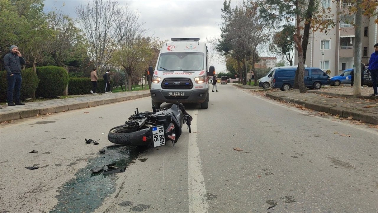 Motosikletin Taksiyle Çarpışması Sonucu 2 Kişi Yaralandı