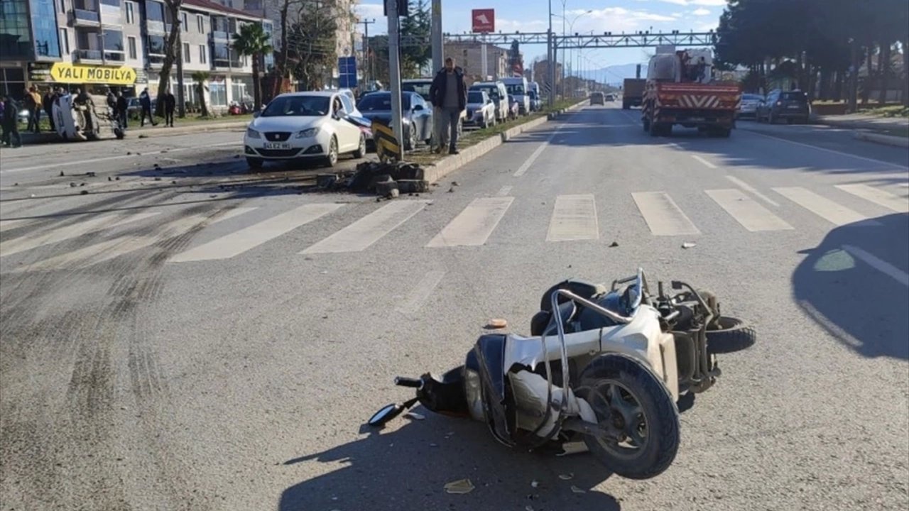 Motosiklete Çarpmamak İçin Manevra Yapan Otomobil Devrildi