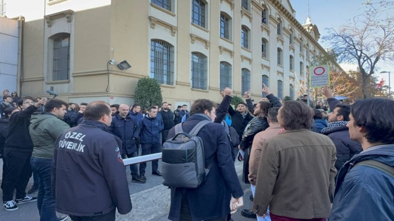 Mescide Ayakkabıyla Girilmesi Protesto Edildi