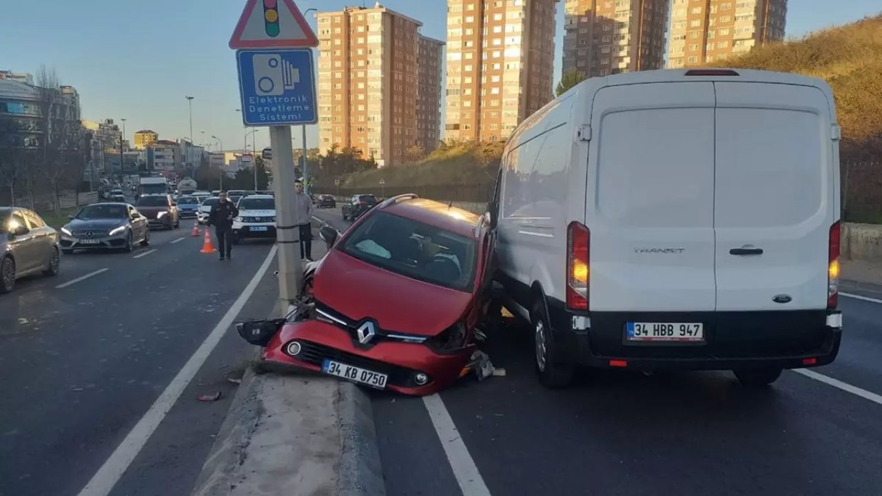 İki Aracın Çarpıştığı Kaza Sebebi ile Trafik Yoğunluğu Oluştu