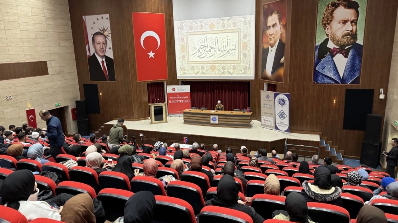 Tekirdağ'da Hz. Mevlana ve İnsan Konulu Konferans Verildi