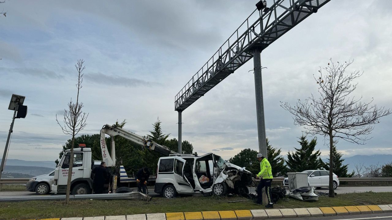 Aydınlatma Direğine Çarpan Sürücü Yaşamını Yitirdi