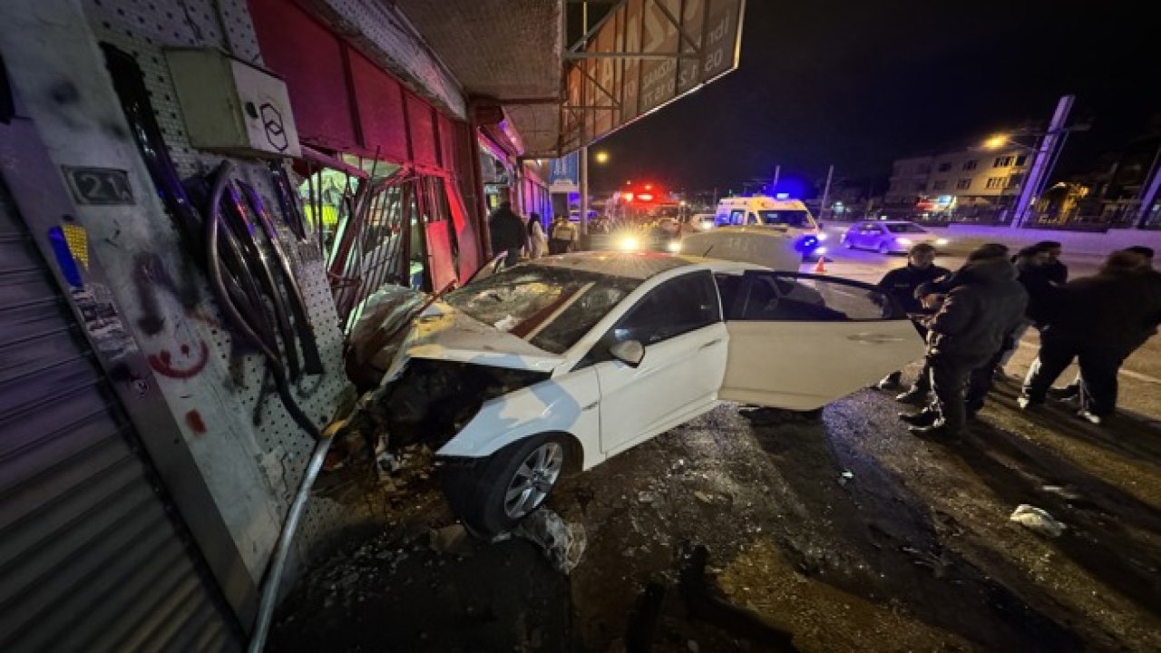 Yaşanan Kazada Otomobil İş Yerinin Kepenklerine Çarptı