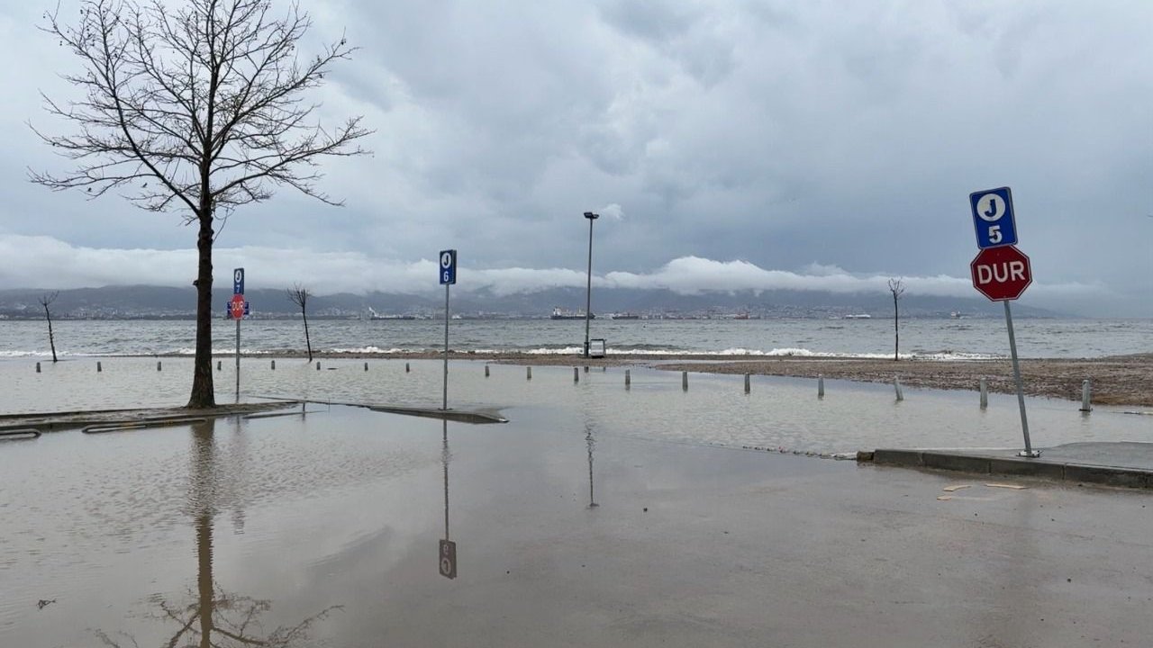 Sahildeki Açık Otoparkın Bir Kısmını Su Bastı