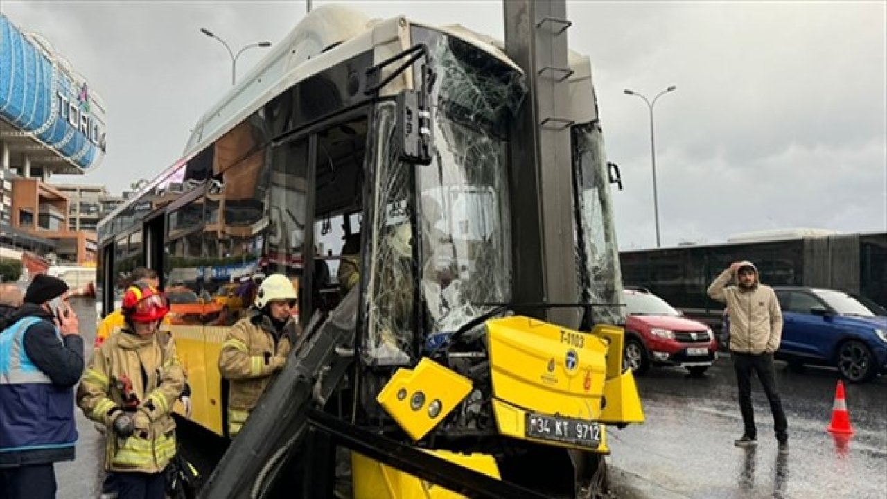 İETT Otobüsü Yön Tabelası Direğine Çarptı