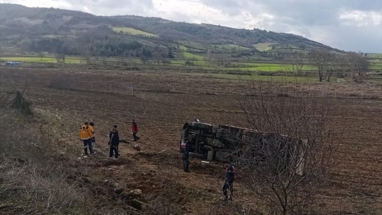 Şarampole Devrilen Kamyonun Sürücüsü Yaşamını Yitirdi