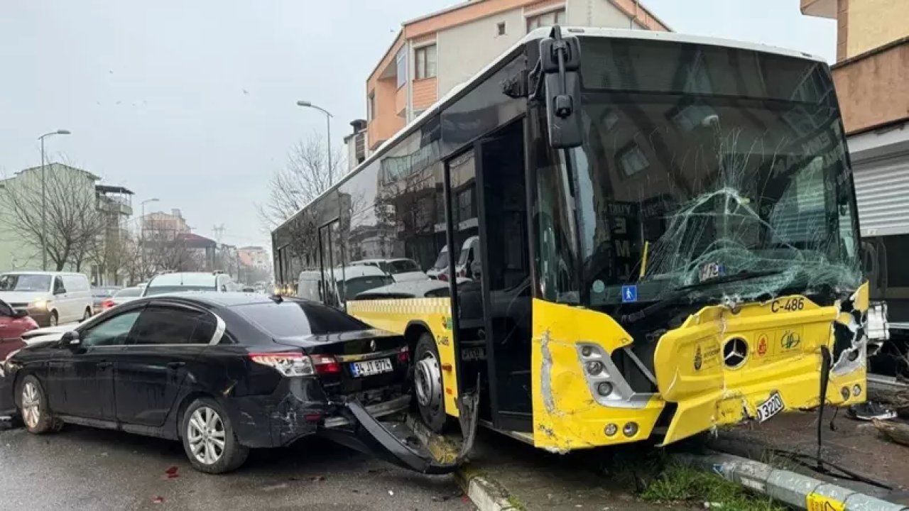 Özel Halk Otobüsü Park Halindeki Araçlara Çarptı