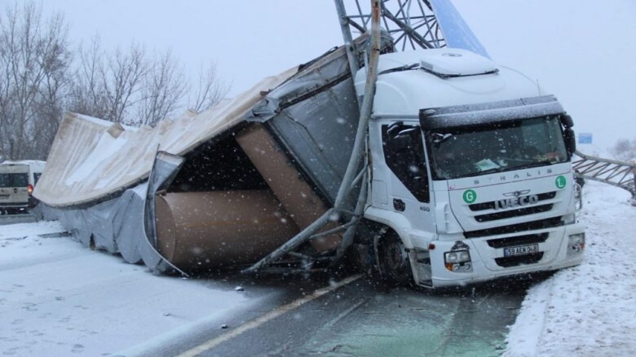 Tekirdağ'da Bir Tır Buzlanma Sebebiyle Devrildi