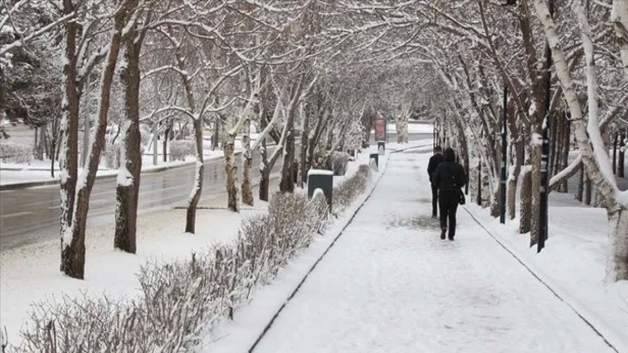 Tekirdağ'da Buzlanan Sokaklar Tuzlandı