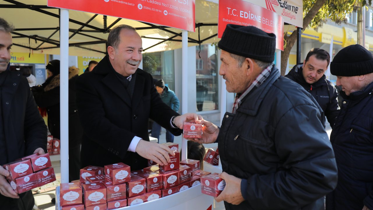 Edirne Belediye Başkanı Gürkan Kandil Simidi Dağıttı